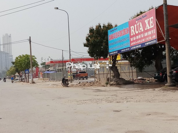 Ph&iacute;a b&ecirc;n ngo&agrave;i được bao bọc bởi c&aacute;c&nbsp;cửa h&agrave;ng rửa xe, nh&agrave; h&agrave;ng ăn uống