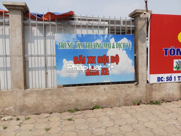 Ph&iacute;a ngo&agrave;i khu đất được căng biển với d&ograve;ng chữ