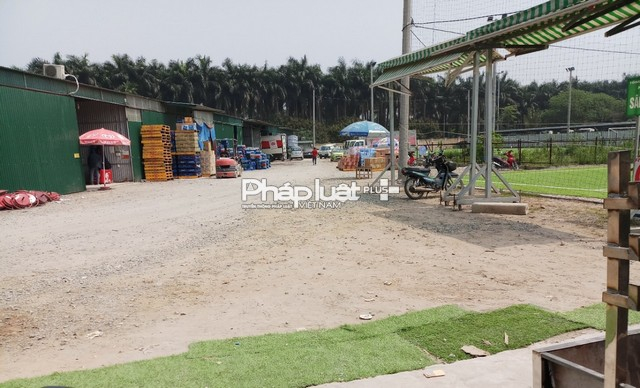 Gần đ&oacute; một khu đất biến th&agrave;nh s&acirc;n b&oacute;ng nh&acirc;n tạo v&agrave; h&agrave;ng loạt kho h&agrave;ng.&nbsp;
