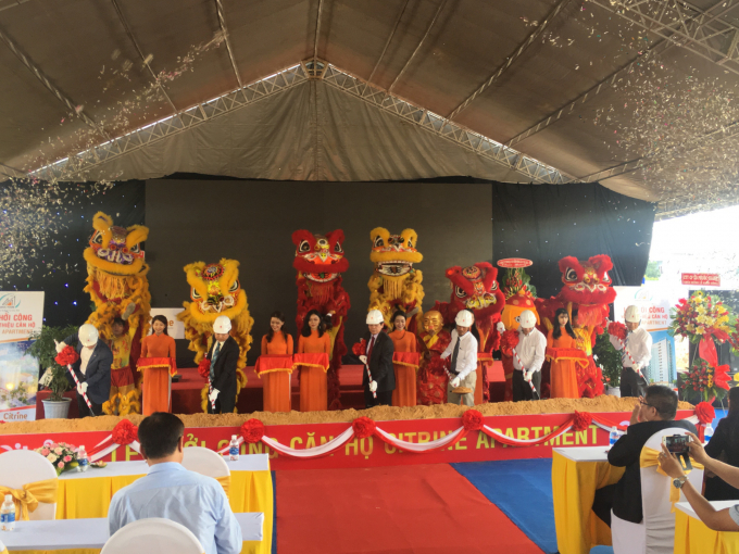 C&aacute;c đại biểu tham dự tiến h&agrave;nh c&aacute;c nghi thức khởi c&ocirc;ng dự &aacute;n