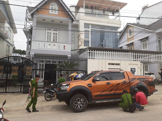 Chiếc xe b&aacute;n tải m&agrave;u cam dựng gần nh&agrave; nạn nh&acirc;n cũng bị trầy xước nghi do đạn g&acirc;y ra.