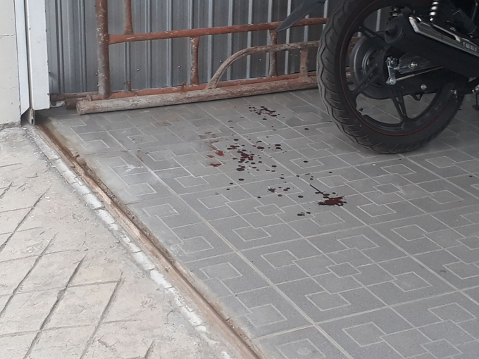 Vết m&aacute;u của cha con &ocirc;ng B&igrave;nh thời điểm bị tr&uacute;ng đạn.