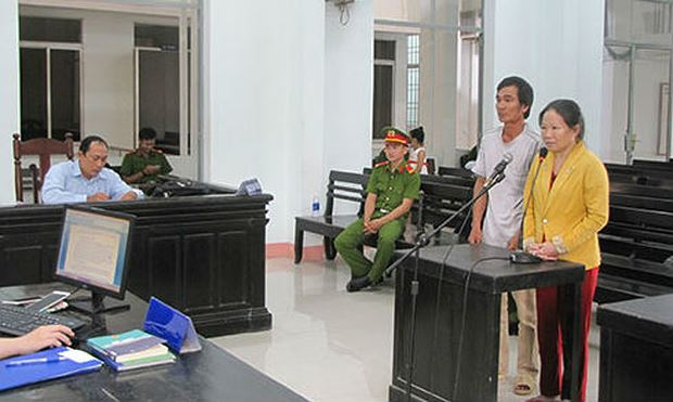 C&aacute;c bị c&aacute;o tại t&ograve;a. (Ảnh: B&aacute;o Kh&aacute;nh H&ograve;a)