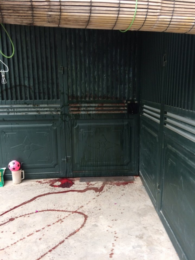 Ng&ocirc;i nh&agrave; b&agrave; Lan bị hắt chất đỏ như m&aacute;u.