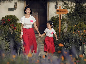 Xu&acirc;n Bắc nắm tay 2 con trai - Bi B&eacute;o, Minh Bủm catwalk giữa vườn hoa