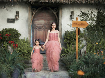 Xu&acirc;n Bắc nắm tay 2 con trai - Bi B&eacute;o, Minh Bủm catwalk giữa vườn hoa