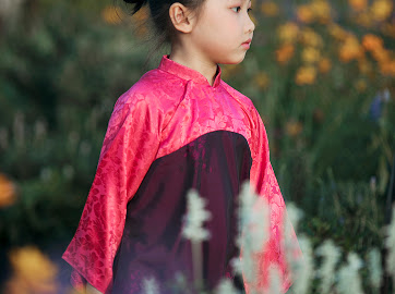 Xu&acirc;n Bắc nắm tay 2 con trai - Bi B&eacute;o, Minh Bủm catwalk giữa vườn hoa