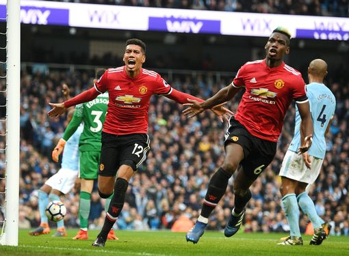 MU ngược d&ograve;ng kịch t&iacute;nh trước ng&atilde; h&agrave;ng x&oacute;m ồn &agrave;o Man City.(Ảnh: Reuters)