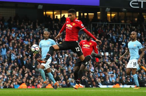 Smalling ph&aacute; bẫy việt vị của Man City trước khi hạ Ederson ở cự ly gần. 3-2 cho Man Utd.(Ảnh: Reuters)