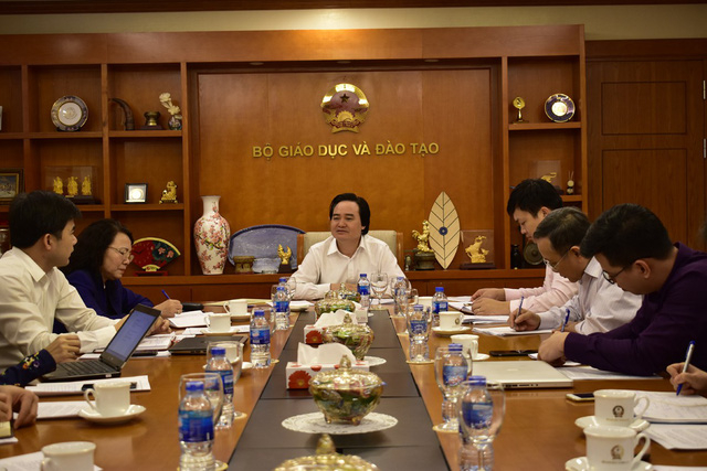 Bộ trưởng Ph&ugrave;ng Xu&acirc;n Nhạ thừa nhận &ldquo;trống&rdquo; mảng đ&agrave;o tạo chuẩn mực đạo đức trong gi&aacute;o vi&ecirc;n