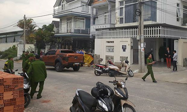 Cơ quan chức năng kh&aacute;m nghiệm hiện trường vụ nổ s&uacute;ng khiến 2 cha con bị thương ở Đ&agrave; Lạt. Ảnh: Trần Lộc/Zing