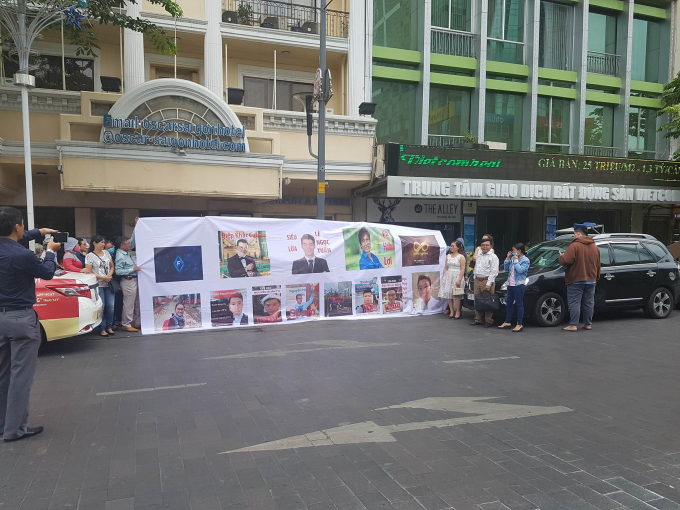 Người d&acirc;n tụ tập k&ecirc;u cứu tại số 68 Nguyễn Huệ, Q. 1, TP HCM.