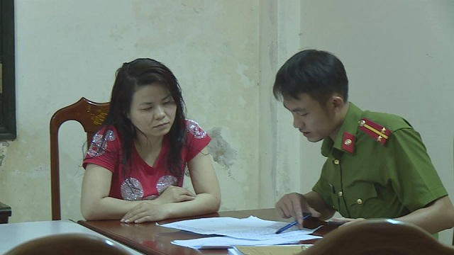 C&ocirc;ng an lấy lời khai c&aacute;c đối tượng.