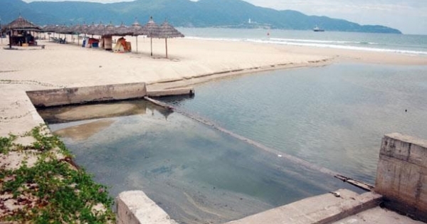 Bãi biển Đà Nẵng nước đen ngòm bốc mùi hôi thối