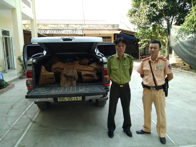 Xe b&aacute;n tải ch gỗ B&aacute;ch Xanh lậu bị lực lượng chức năng bắt giữ.