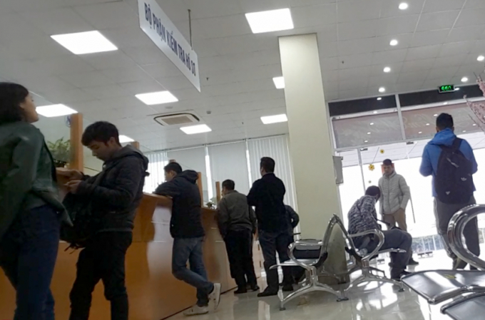 Nh&acirc;n vi&ecirc;n &ldquo;chạy lệnh&rdquo; tập trung tấp nập ở Chi cục Hải quan Đ&igrave;nh Vũ.