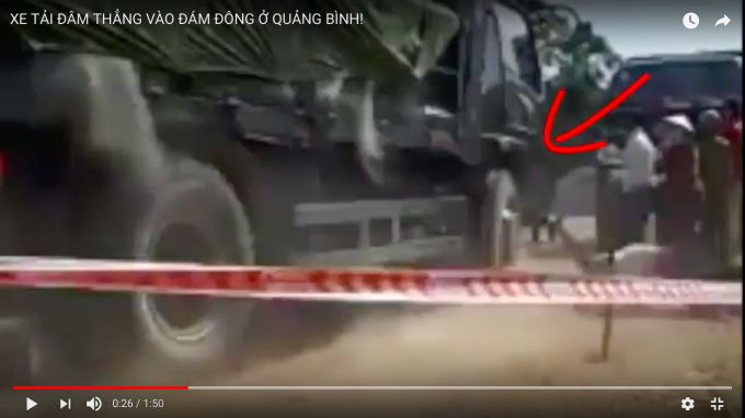 Chiếc xe ben do một t&agrave;i xế (chưa r&otilde; danh t&iacute;nh) lao tới g&acirc;y tai nạn khiến chị Thương v&agrave; thai 9 tuần tử vong tại chỗ (ảnh cắt từ clip).