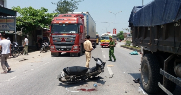 Tông vào xe tải bên đường, 2 nam sinh trọng thương