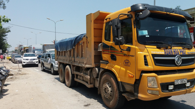 Vụ tai nạn khiến giao th&ocirc;ng tr&ecirc;n quốc lộ 1A &aacute;ch tắc cục bộ.