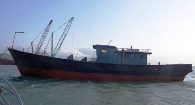 Vị tr&iacute; t&agrave;u tr&ocirc;i nổi được ph&aacute;t hiện tại tọa độ (16o45&rsquo;N; 107o36&rsquo;E), c&aacute;ch cửa Thuận An khoảng 12-16 hải l&yacute; về Hướng Bắc T&acirc;y Bắc.