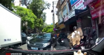 Hà Nội: Ô tô biển xanh ngang nghiên lấn làn ngược chiều gây ùn tắc giao thông