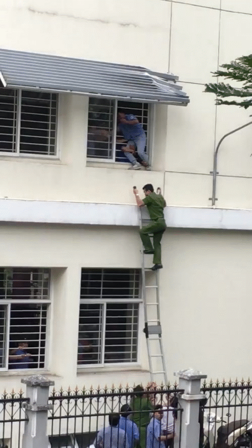 C&ocirc;ng an c&ugrave;ng người d&acirc;n giải cứu nam sinh - Ảnh cắt từ clip