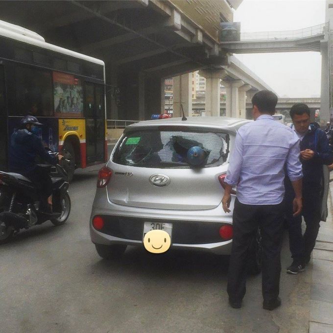 Vụ tai nạn thu h&uacute;t sự t&ograve; m&ograve; của nhiều người d&acirc;n đi qua