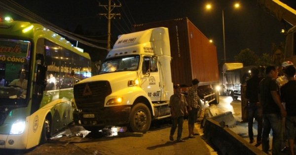 Xe máy ngã "oành oạch" vì dầu nhớt tràn lan trên quốc lộ 1