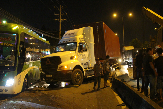 Chiếc container c&agrave;y n&aacute;t dải ph&acirc;n c&aacute;ch tr&ecirc;n quốc lộ 1.