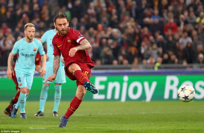 De Rossi đ&atilde; s&uacute;t tung lưới Stegen tr&ecirc;n chấm 11m. (Ảnh: Getty Images)