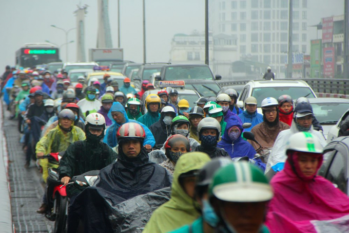 H&agrave;ng ngh&igrave;n phương tiện ch&ocirc;n ch&acirc;n trong mưa.