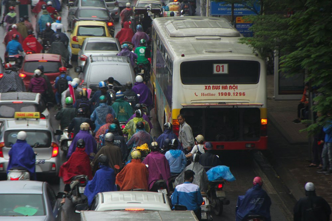 Chiếc xe bu&yacute;t 01 gặp trục trặc đỗ ven đường l&agrave;m giao th&ocirc;ng bị cản trở.