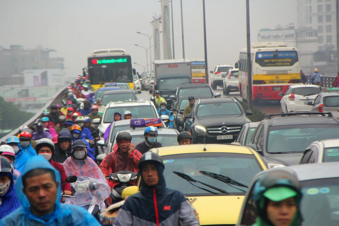 Cầu vượt Ng&atilde; Tư Sở mịt m&ugrave; trong mưa.