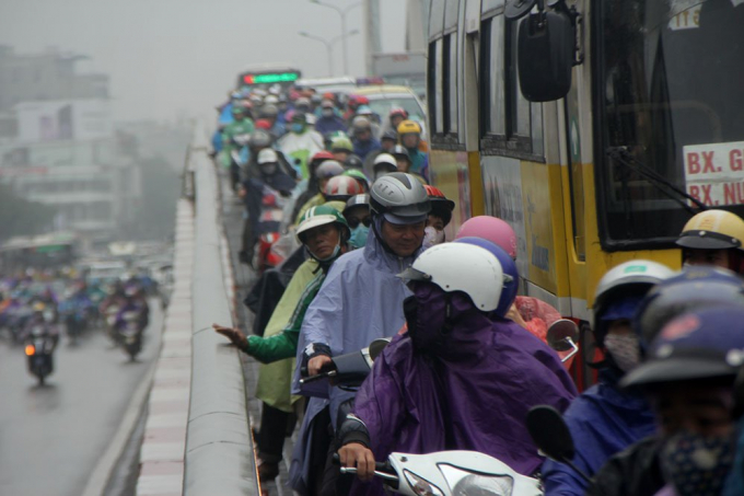 Nhiều người sốt ruột v&igrave; m&atilde;i kh&ocirc;ng di chuyển được.