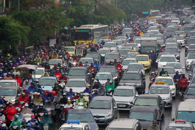 H&agrave; Nội: Nhi&ecirc;̀u tuy&ecirc;́n đường