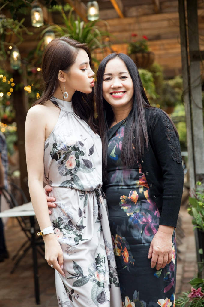 Hoa hậu Jolie b&ecirc;n mẹ.