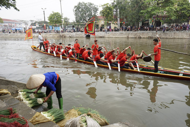 Cuộc tập dượt diễn ra tr&ecirc;n con s&ocirc;ng ngay r&igrave;a l&agrave;ng, l&agrave; một nh&aacute;nh của s&ocirc;ng Nhuệ. Trong khi đ&oacute;, c&aacute;c sinh hoạt thường nhật tr&ecirc;n s&ocirc;ng vẫn diễn ra b&igrave;nh thường.