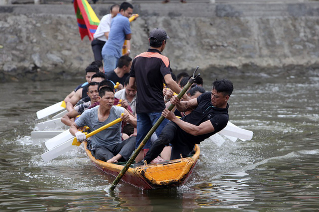 C&aacute;c tay bơi của 3 th&ocirc;n Thượng, Trung, Hạ chia đều điều khiển 6 thuyền, d&ugrave;ng kinh nghiệm chống ch&egrave;o, sức lực khống chế thuyền đối phương để vượt l&ecirc;n.