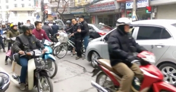 Hà Nội: Người đàn ông đi xe đạp bỗng dưng chặn đầu hàng loạt xe ô tô gây ùn tắc nghiêm trọng