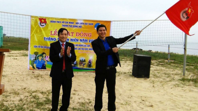 &Ocirc;ng H&agrave; Quốc Phong (Tr&aacute;i) bị điều chuyển c&ocirc;ng t&aacute;c v&igrave; c&oacute; dư luận kh&ocirc;ng tốt li&ecirc;n quan đến vợ v&agrave; con trai.