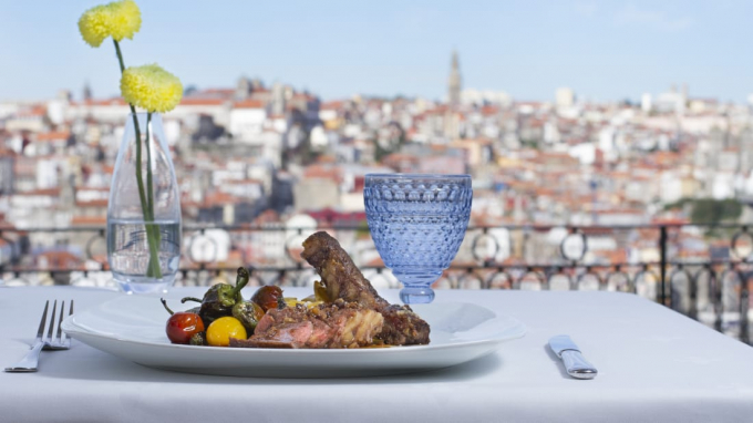 C&aacute;c m&oacute;n ăn chế biến c&ugrave;ng rượu vang đặc trưng của nh&agrave; h&agrave;ng