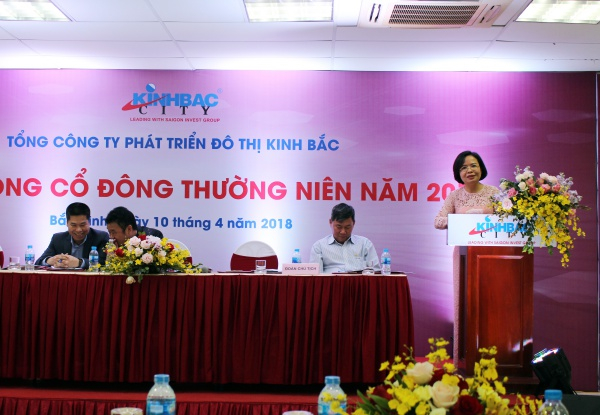 B&agrave; Nguyễn Thị Thu Hương - Tổng Gi&aacute;m đốc KBC b&aacute;o c&aacute;o hoạt động kinh doanh 2017 v&agrave; định hướng kinh doanh 2018.