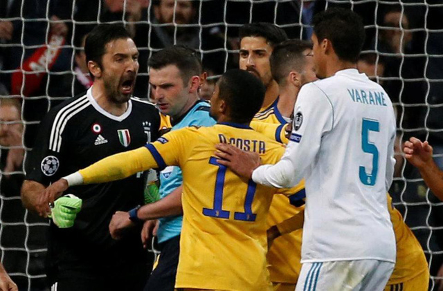 Buffon phản ứng dữ dội quyết định thổi phạt đền của trọng t&agrave;i Michael Oliver.