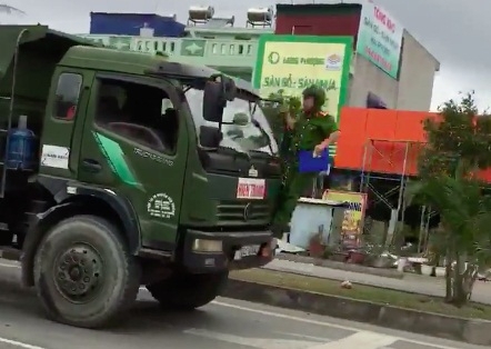 Hải Phòng: Tài xế xe tải bất chấp lệnh dừng, tông cảnh sát giao thông để trốn chạy