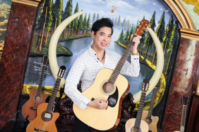 Học tr&ograve; đến biệt thự ri&ecirc;ng nghe Ngọc Sơn hướng dẫn Bolero