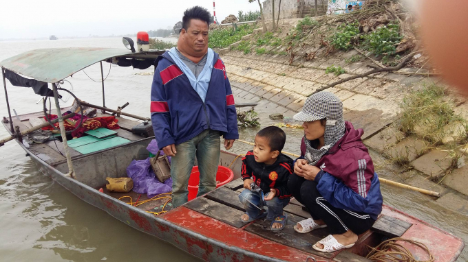 Cuộc sống của gia đ&igrave;nh chị Thu tr&ocirc;ng chờ v&agrave;o chiếc thuyền nhỏ v&agrave; những mẻ t&ocirc;m c&aacute; tr&ecirc;n con s&ocirc;ng Đ&agrave;o.