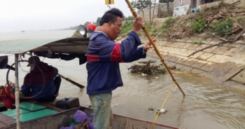 Chồng bị u mỡ, nợ nần chồng chất, người mẹ thuyền chài quặn lòng để con nghỉ học vì không có tiền