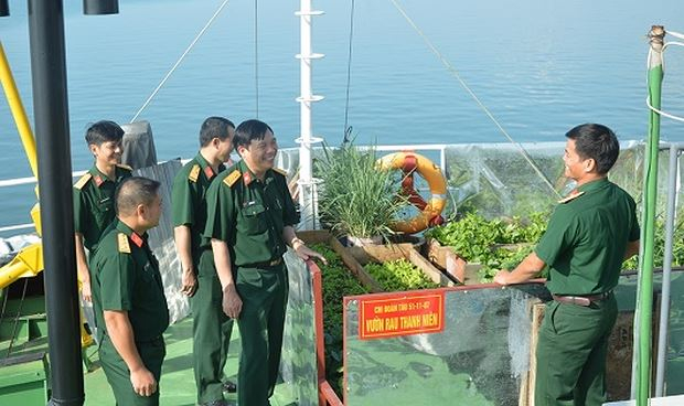 27 năm l&agrave; 'cầu nối' đất liền với Trường Sa