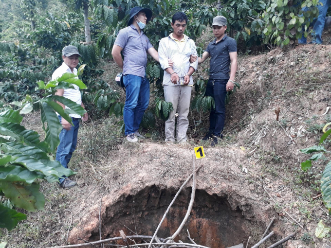 Đối tượng Vũ dựng lại hiện trường vụ việc.