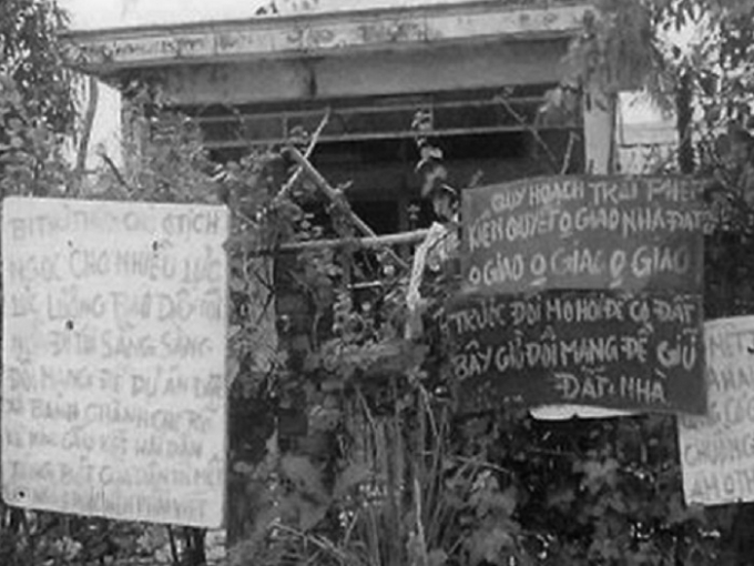 Tấm bảng đề d&ograve;ng chữ &ldquo;&hellip; Trước đổi mồ h&ocirc;i để c&oacute; đất, b&acirc;y giờ đổi mạng để giữ đất + nh&agrave;&rdquo; tại một căn nh&agrave; nay đ&atilde; bị cưỡng chế. (H&igrave;nh người d&acirc;n x&atilde; Long Hưng cung cấp)